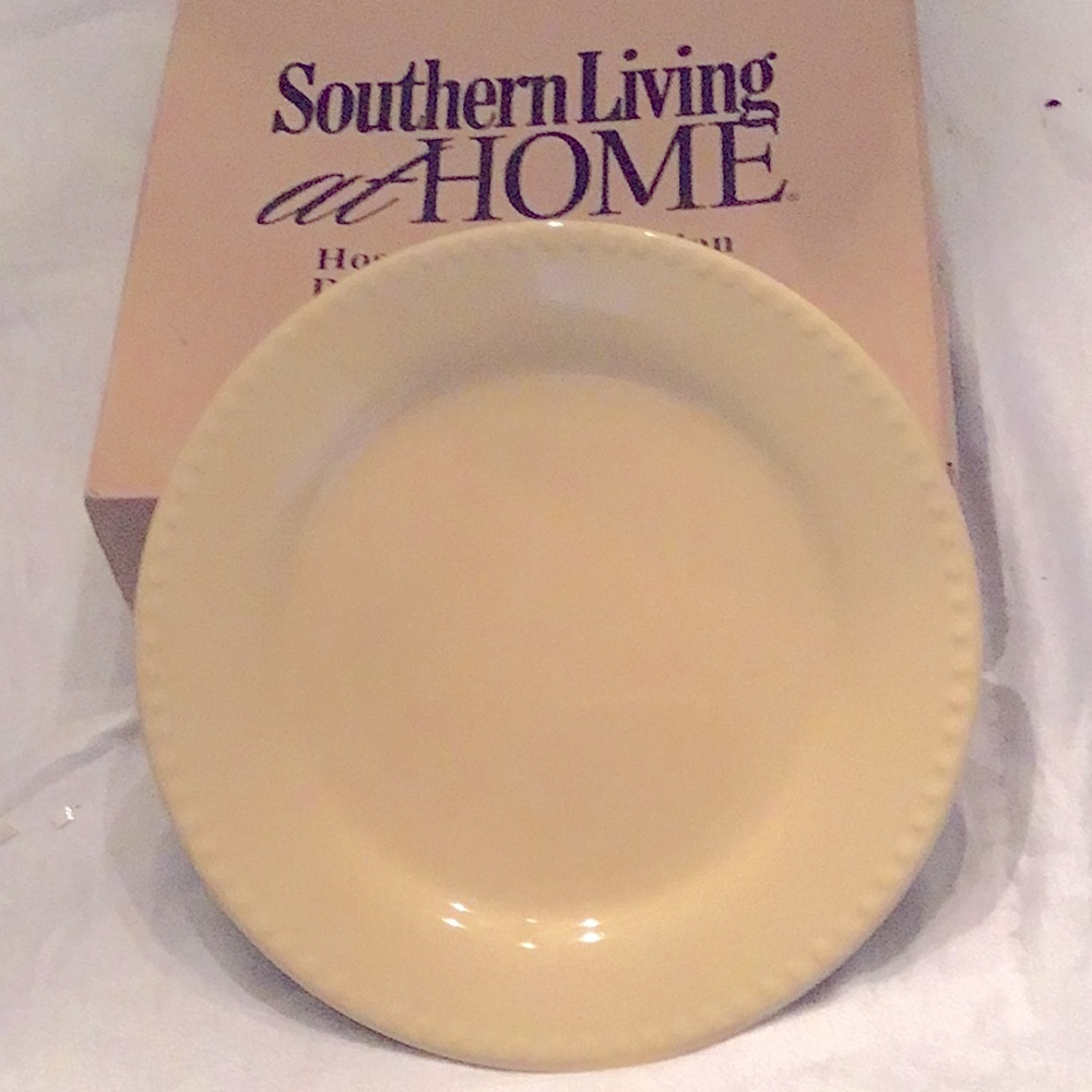 Southern Living at Home Hospitality Dinner Plates (2)  Butter Color New in Box